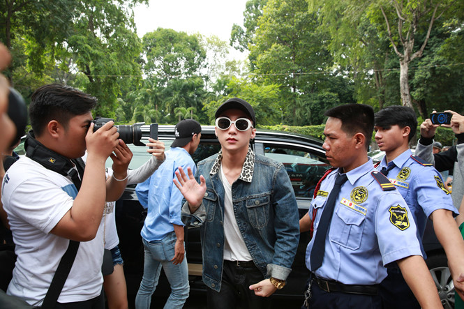Khổ như sao Việt “chạy show”: người bị đánh, người mang cả dàn vệ sĩ