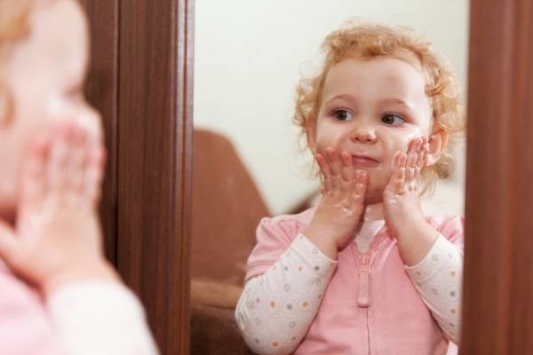 Khoảnh khắc ngộ nghĩnh của em bé khi lần đầu soi gương