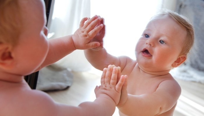 Khoảnh khắc ngộ nghĩnh của em bé khi lần đầu soi gương