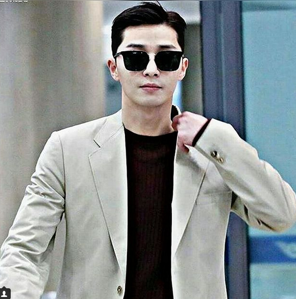 Khoảnh khắc vô tình diện đồ đôi của cặp đôi Thư ký Kim sao thế