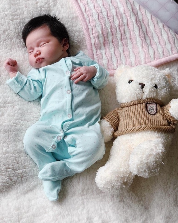 Loạt ảnh đáng yêu của con gái siêu mẫu Hà Anh