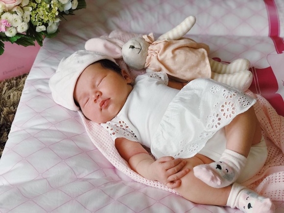 Loạt ảnh đáng yêu của con gái siêu mẫu Hà Anh