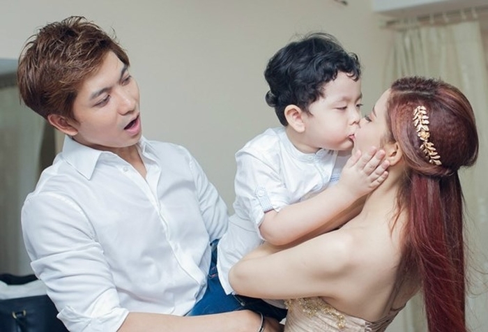 Ly hon roi van chung song cung mot nha: chuyen la chi co o showbiz