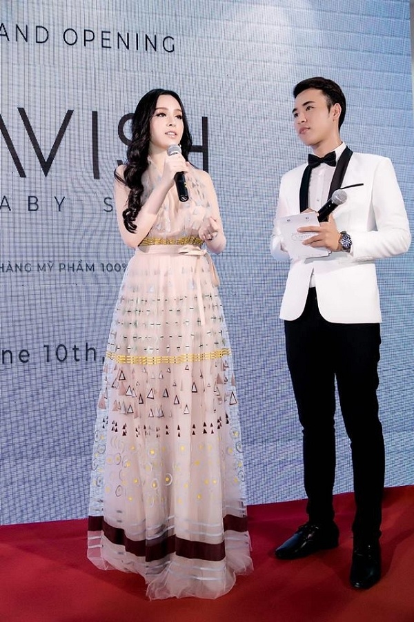 Học lỏm ngay các bí quyết mặc lại đồ cũ mà vẫn phong cách 5 sao Việt