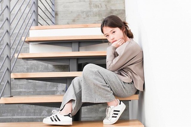 Mẫu nhí 10 tuổi đẹp xuất sắc khi chụp hình chung với Jennie