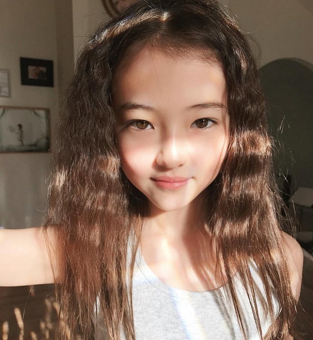 Mẫu nhí 10 tuổi đẹp xuất sắc khi chụp hình chung với Jennie