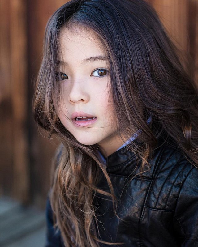 Mẫu nhí 10 tuổi đẹp xuất sắc khi chụp hình chung với Jennie