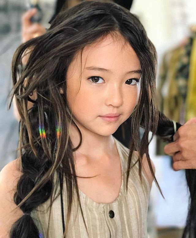 Mẫu nhí 10 tuổi đẹp xuất sắc khi chụp hình chung với Jennie