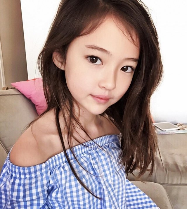 Mẫu nhí 10 tuổi đẹp xuất sắc khi chụp hình chung với Jennie