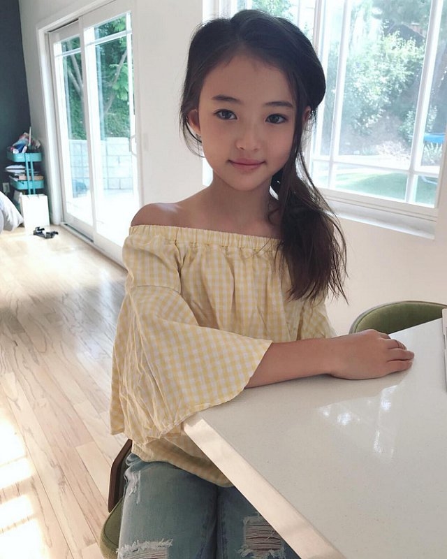 Mẫu nhí 10 tuổi đẹp xuất sắc khi chụp hình chung với Jennie