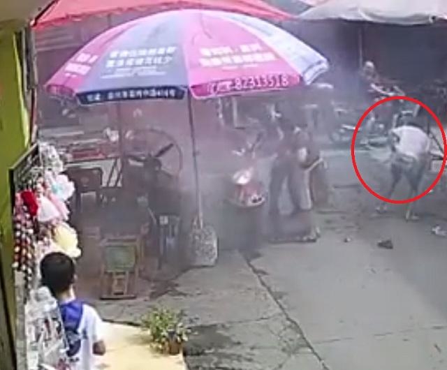 Mẹ quên tắt máy xe, em bé vặn tay ga làm cả 2 mẹ con lao vào chảo dầu