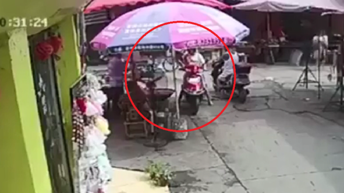 Mẹ quên tắt máy xe, em bé vặn tay ga làm cả 2 mẹ con lao vào chảo dầu