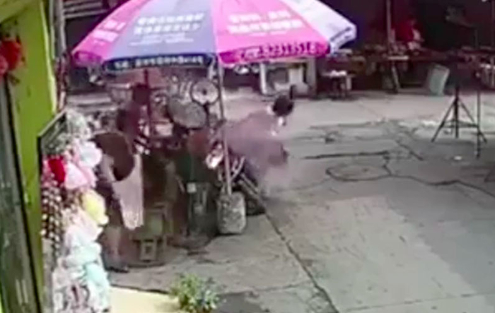 Mẹ quên tắt máy xe, em bé vặn tay ga làm cả 2 mẹ con lao vào chảo dầu