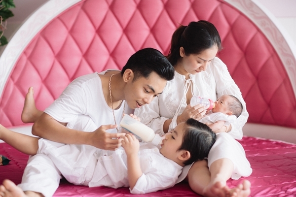 Quý tử nhà Khánh Thi - Phan Hiển đã khiêu vũ chuyên nghiệp mới 3 tuổi