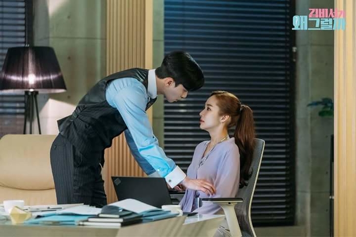 Mông cong của “phó chủ tịch Lee” gây sốt khi cảnh nóng lên sóng