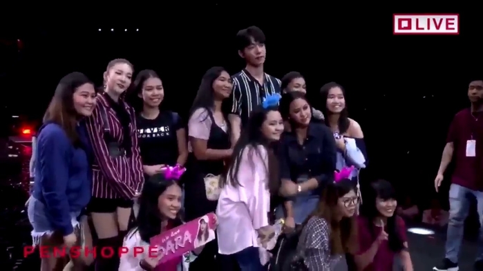 Nam Joo Hyuk bị sàm sỡ công khai khi tham dự sự kiện tại Philippines
