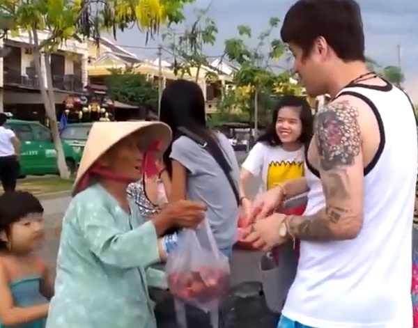 Cụ già bán hàng rong nói tiếng Hàn sành sỏi khiến cư dân mạng nể phục