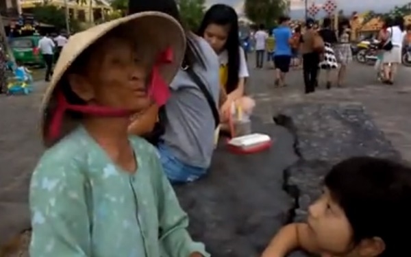 Cụ già bán hàng rong nói tiếng Hàn sành sỏi khiến cư dân mạng nể phục