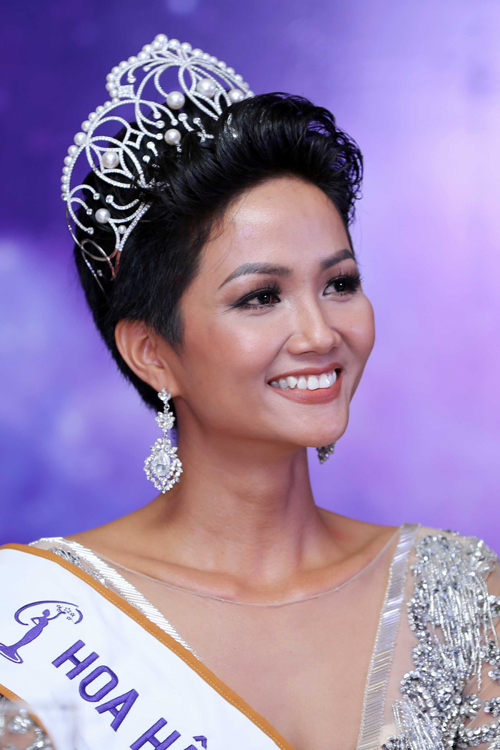 Ngam nhin nhan sac chuan tu nhien de xem hoa hau nuoc nao la dep nhat