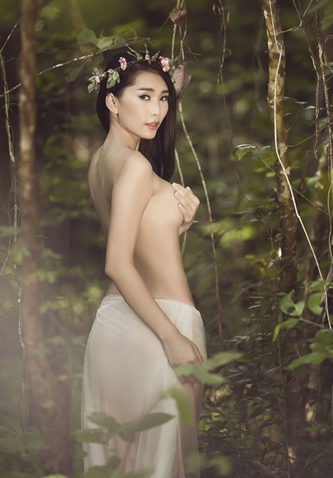 Nghẹt thở trước vòng 1 nửa kín nửa hở của mỹ nhân Việt
