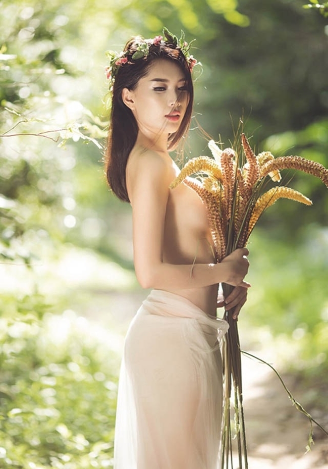 Nghẹt thở trước vòng 1 nửa kín nửa hở của mỹ nhân Việt