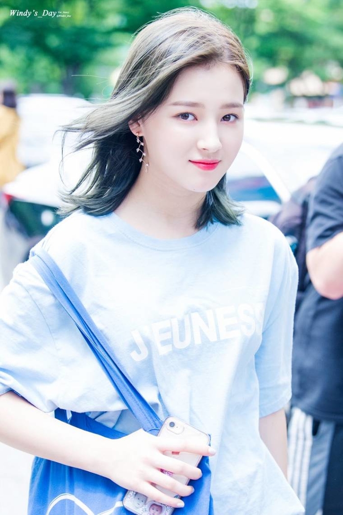Nhan sắc và ngoại hình quyến rũ của 2 bông hồng lai đình đám Kpop