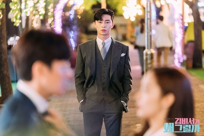Những bộ cánh đắt tiền của Phó chủ tịch Lee trong Thư ký Kim