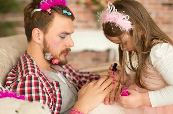Những khoảnh khắc của con gái quấn bố đến mẹ cũng phải “ganh tỵ”