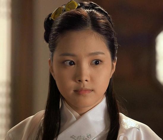 Những lần idol Hàn bị “dìm hàng” tơi tả với tạo hình cổ trang