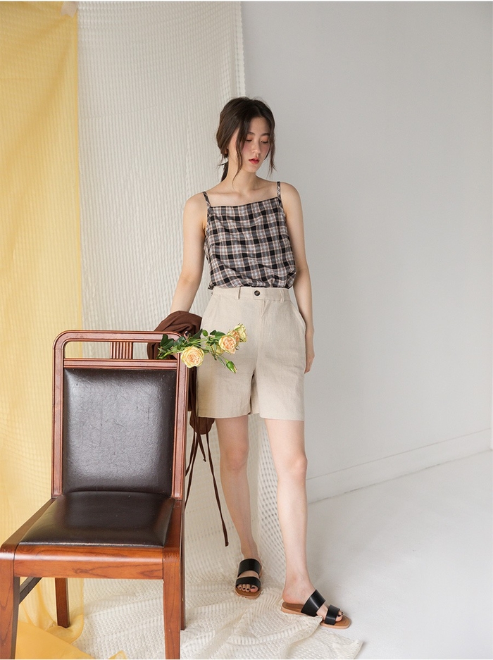 Qua rồi thời của quần 5cm, quần short dài mới là item được săn đón nhi