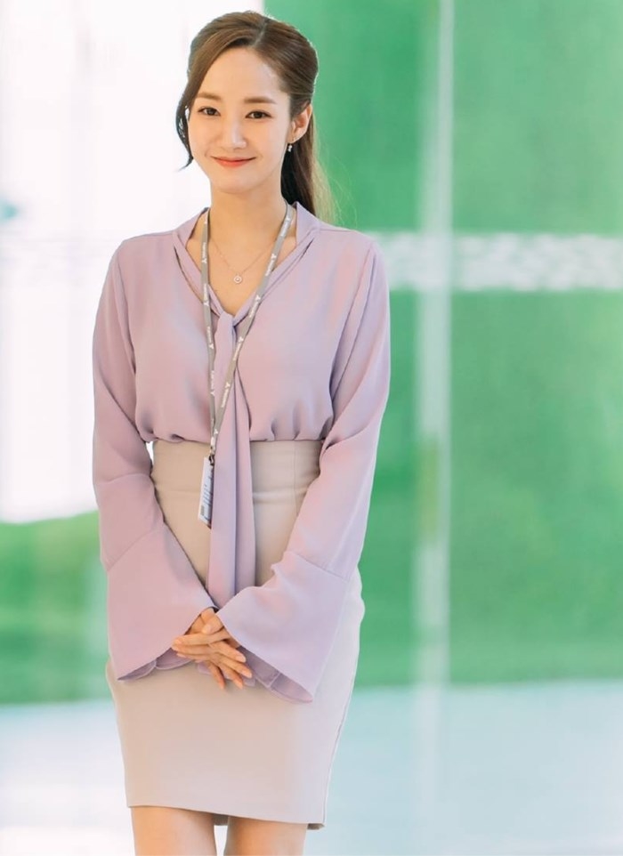 Sắm ngay những kiểu áo đơn giản đạt chuẩn ĐẸP - SANG như Thư ký Kim