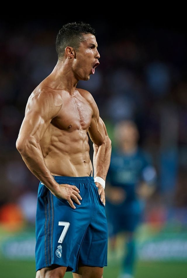 Sang tuổi 33, Ronaldo vẫn khiến chị em chết mê với cơ bắp căng đét