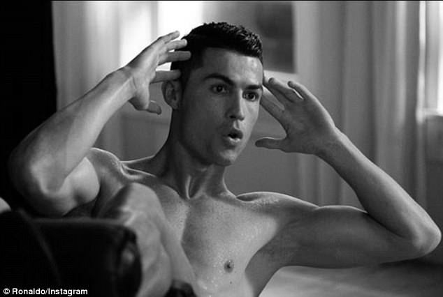 Sang tuổi 33, Ronaldo vẫn khiến chị em chết mê với cơ bắp căng đét