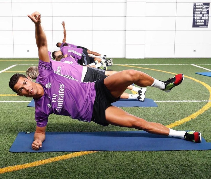 Sang tuổi 33, Ronaldo vẫn khiến chị em chết mê với cơ bắp căng đét