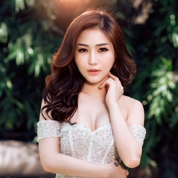 Loat sao Viet ngoi ghe ban giam khao gay tranh cai khi non tuoi nghe, tre tuoi doi