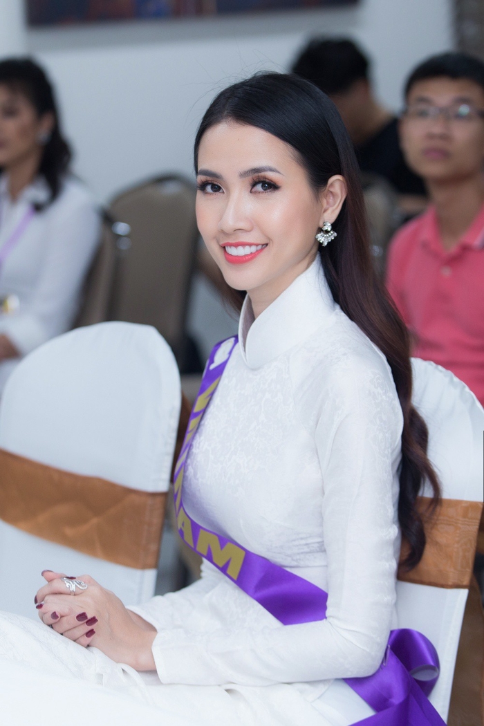 Sao Việt mặc áo dài nữ sinh, ai đẹp hơn ai?