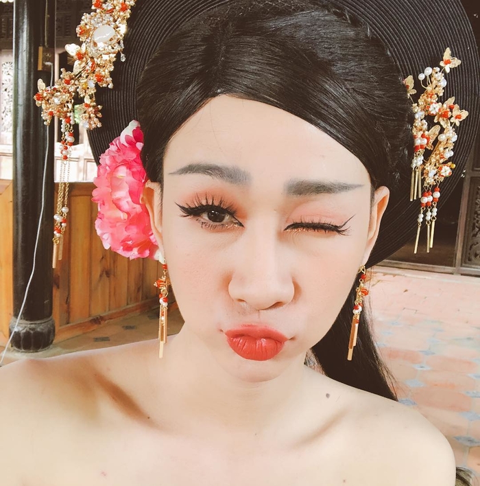 Sao Việt tuần qua: Pew Pew đi bán bánh mỳ, Chúng Huyền Thanh khoe dáng