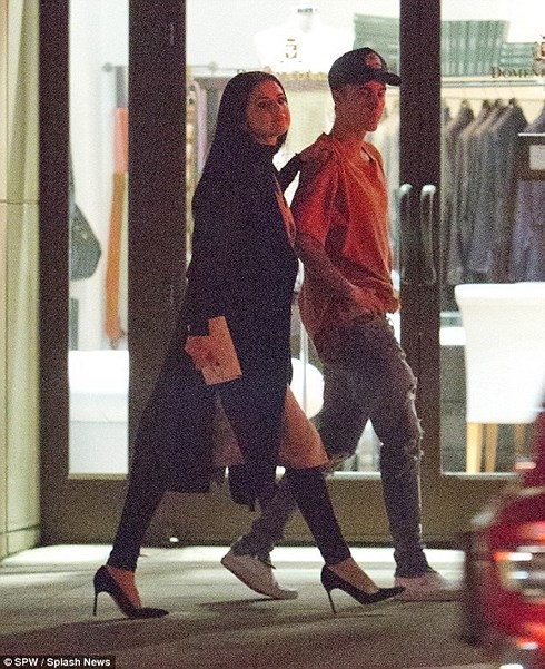 Selena Gomez, Hari Won: yêu hết mình và đều nhận cái kết buồn
