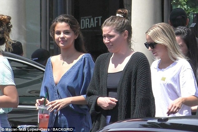 Selena Gomez xuất hiện cùng bạn trai tin đồn giống Brooklyn Beckham