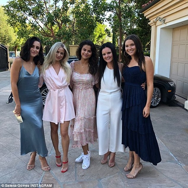 Selena Gomez xuất hiện cùng bạn trai tin đồn giống Brooklyn Beckham