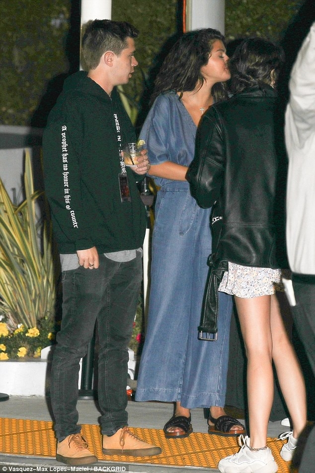 Selena Gomez xuất hiện cùng bạn trai tin đồn giống Brooklyn Beckham