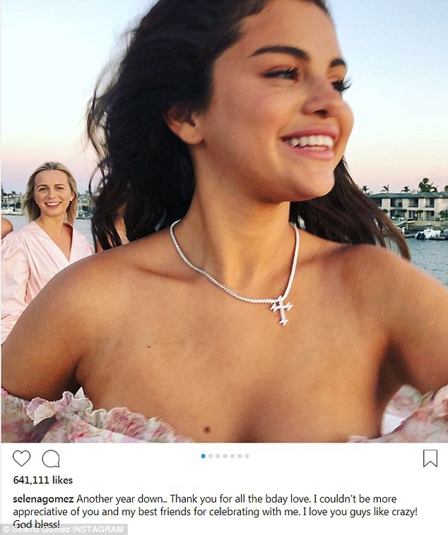 Selena Gomez xuất hiện cùng bạn trai tin đồn giống Brooklyn Beckham