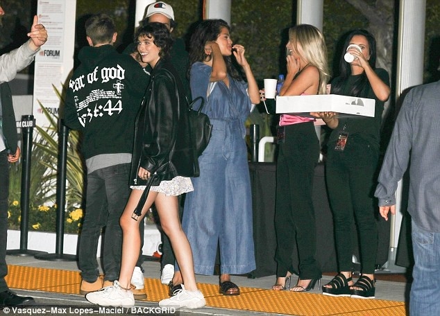 Selena Gomez xuất hiện cùng bạn trai tin đồn giống Brooklyn Beckham