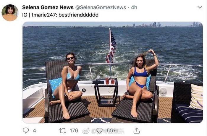 Selena phát hiện xuống sắc, mắt sưng húp xuất hiện trên đường phố?