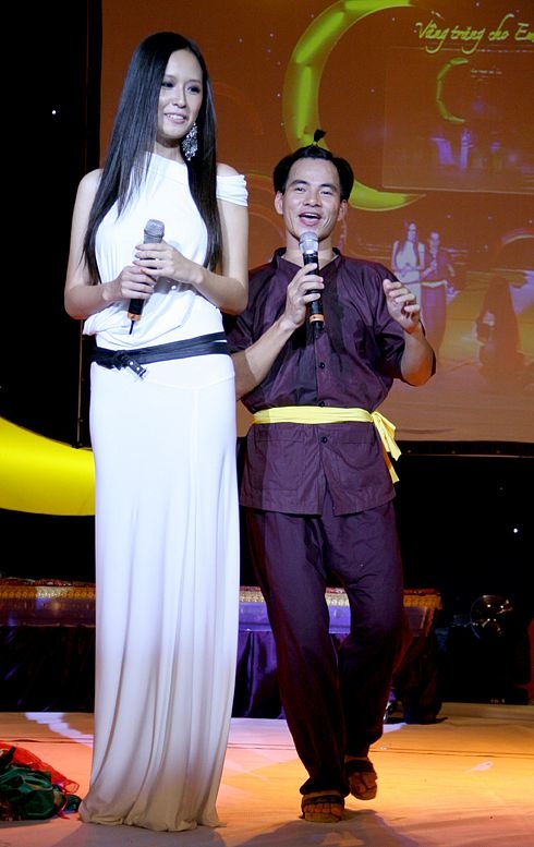 Soi chiều cao thực sự của các mỹ nhân trong showbiz Việt
