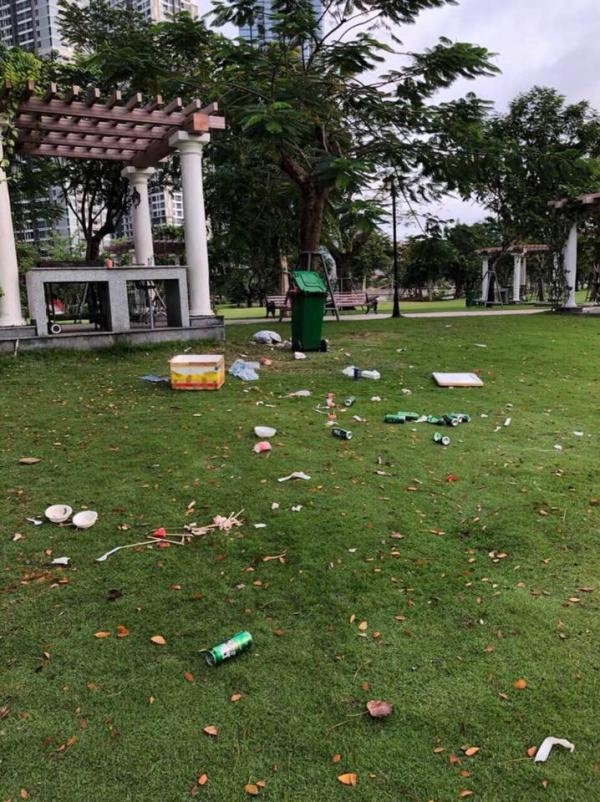 Các toà nhà chọc trời nhếch nhác vì khách tham quan vô ý thức