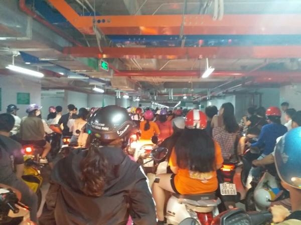 Các toà nhà chọc trời nhếch nhác vì khách tham quan vô ý thức