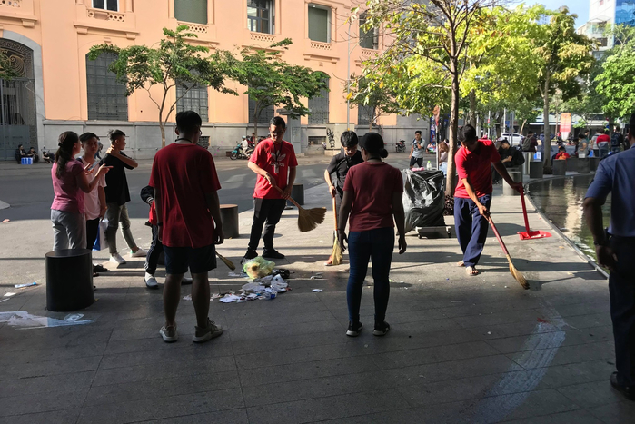 Các toà nhà chọc trời nhếch nhác vì khách tham quan vô ý thức