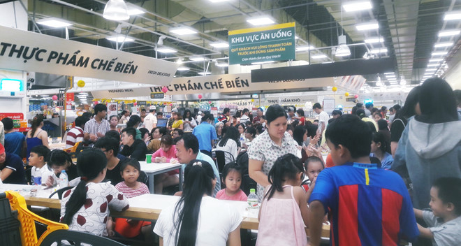 Các toà nhà chọc trời nhếch nhác vì khách tham quan vô ý thức