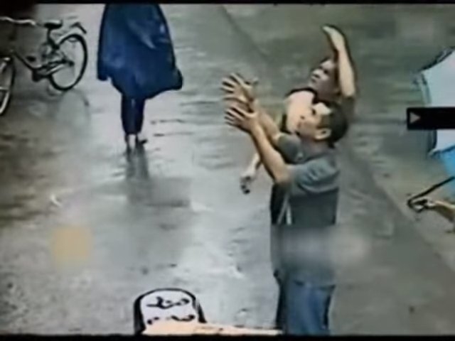 Sững sờ giây phút em bé rơi từ cửa sổ tầng 4 xuống đất
